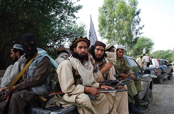 مقتل 43 جنديًا أفغانيًا بسيارة مفخخة.. و"طالبان" تتبنى