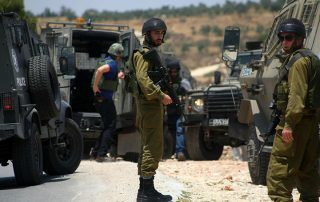 جيش الاحتلال يعتقل 26 فلسطينيا في الضفة الغربية دون أسباب
