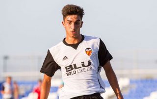 فالنسيا يتغلب على مساعي ريال مدريد وبرشلونة لضم لاعبها