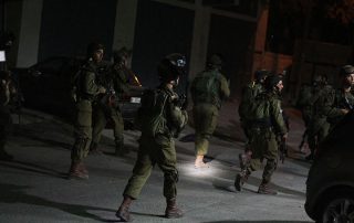 "إسرائيل" تعتقل 17 فلسطينيا في الضفة الغربية