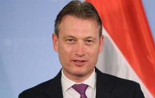 وزير الخارجية الهولندي يستقيل بعد اعترافه بالكذب
