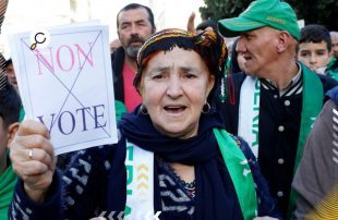 متظاهرون-جزائريون-ينددون-بإجراء-الانتخابات-الرئاسية