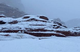الثلوج-تغطي-مساحات-واسعة-من-مرتفعات-تبوك-شمال-السعودية