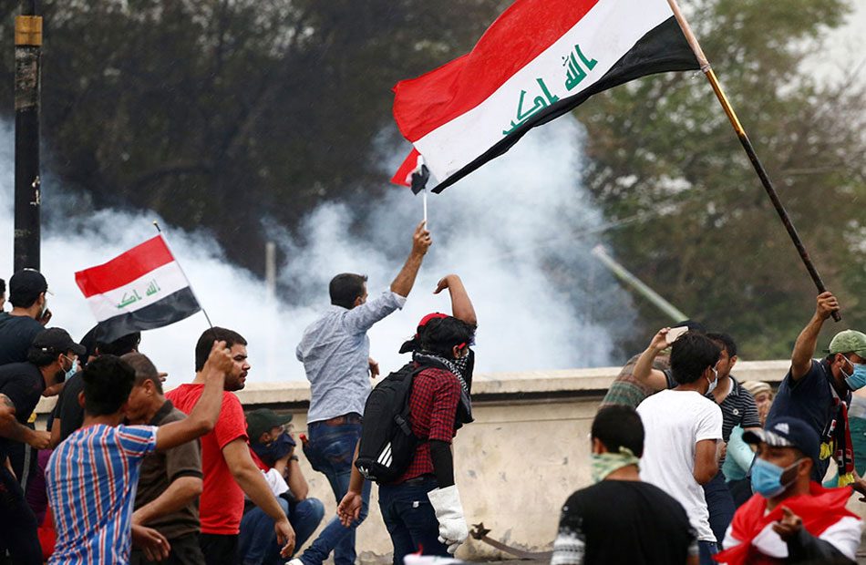 المحتجون-العراقيون-يقطعون-الطرق-والجسور-الحيوية-للإسراع-في-تشكيل-حكومة-جديدة