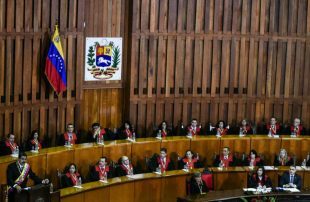 حرب-تصريحات-بين-نائبين-فنزويلين-يزعم-كل-منهما-فوزه-برئاسة-البرلمان