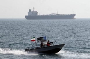 إيران-تحتجز-سفینة-أجنبية-في-خليج-عمان-وتعتقل-طاقهما.jpg