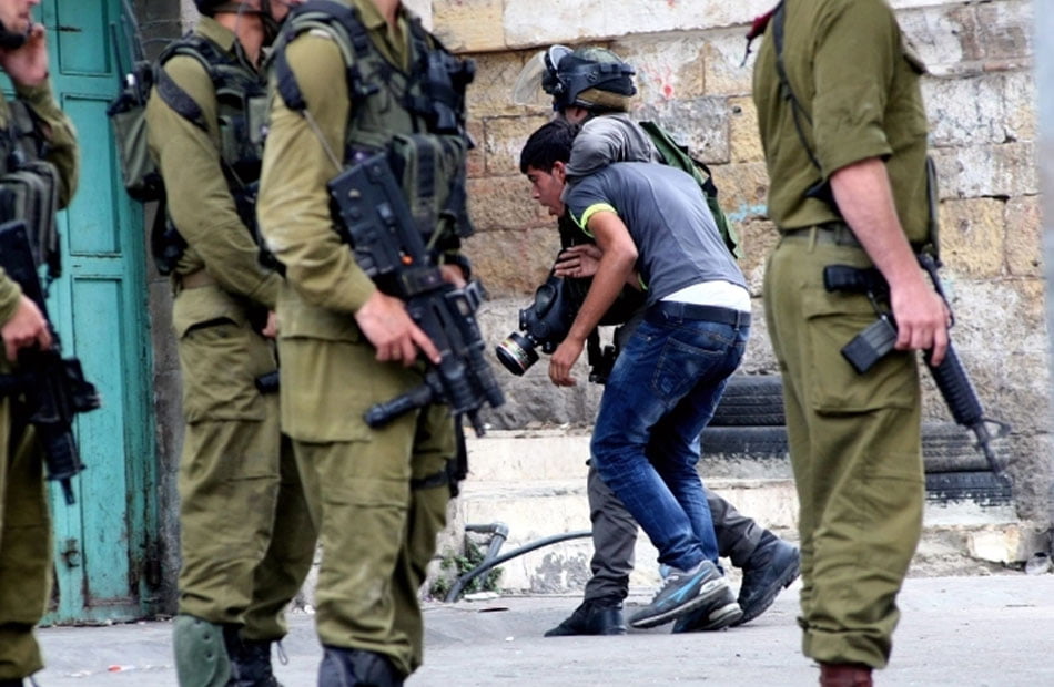 اعتقد أنهم جنودًا إسرائيليين .. الأمن الفلسطيني يعتدي بوحشية على شاب في "بيت لقيا"
