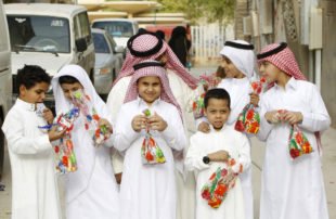 العيد الأحد بالخليج .. حظر العيد بالمساجد والساحات بسبب "كورونا"