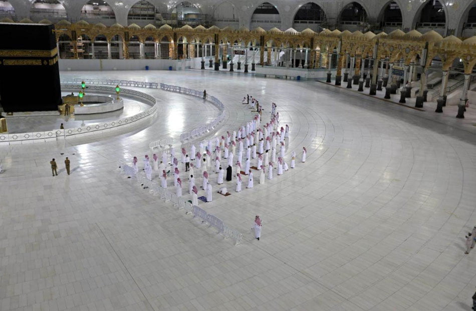 السعودية تخفف إجراءات كورونا وتعيد فتح المساجد والطيران الداخلي