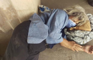 مشهد مؤسف .. "ليلى سويف" تنام على الأرض أمام "طرة" على أمل رؤية ابنها