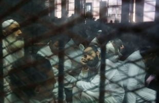 تسجيل 14 وفاة على الأقل.. "رايتس ووتش": كورونا يتفشى في سجون مصر