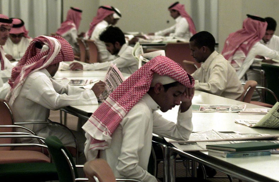 السعوديون يلجأون للأرصفة لحل أزمة البطالة ويتهمون بن سلمان بتجاهلهم