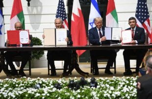 الدول العربية هرولت لمباركة اتفاق العار لكنها تجاهلت اتفاق الفصائل الفلسطينية تماما