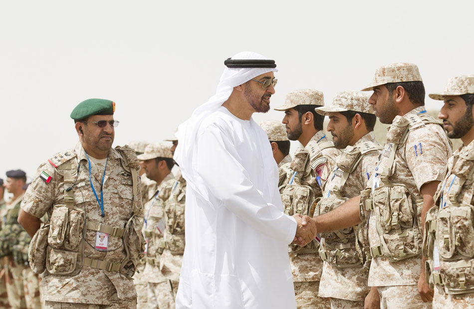الإمارات تواصل تنفيذ أطماعها وتنقل 100 من مسلحي الانتقالي الجنوبي إلى سقطرى