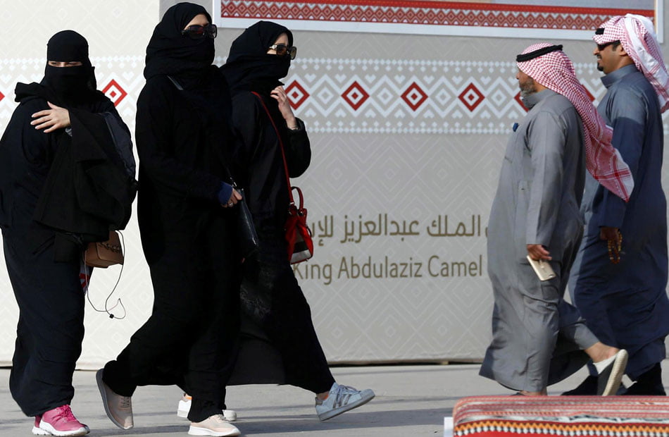 سعودية تتحرش بطفل وتثير جدلا واسعا في المملكة.. فيديو