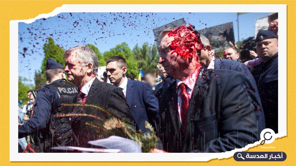 متظاهرون في بولندا يلقون على السفير الروسي اللون الأحمر ويمنعونه من الاحتفال بعيد النصر