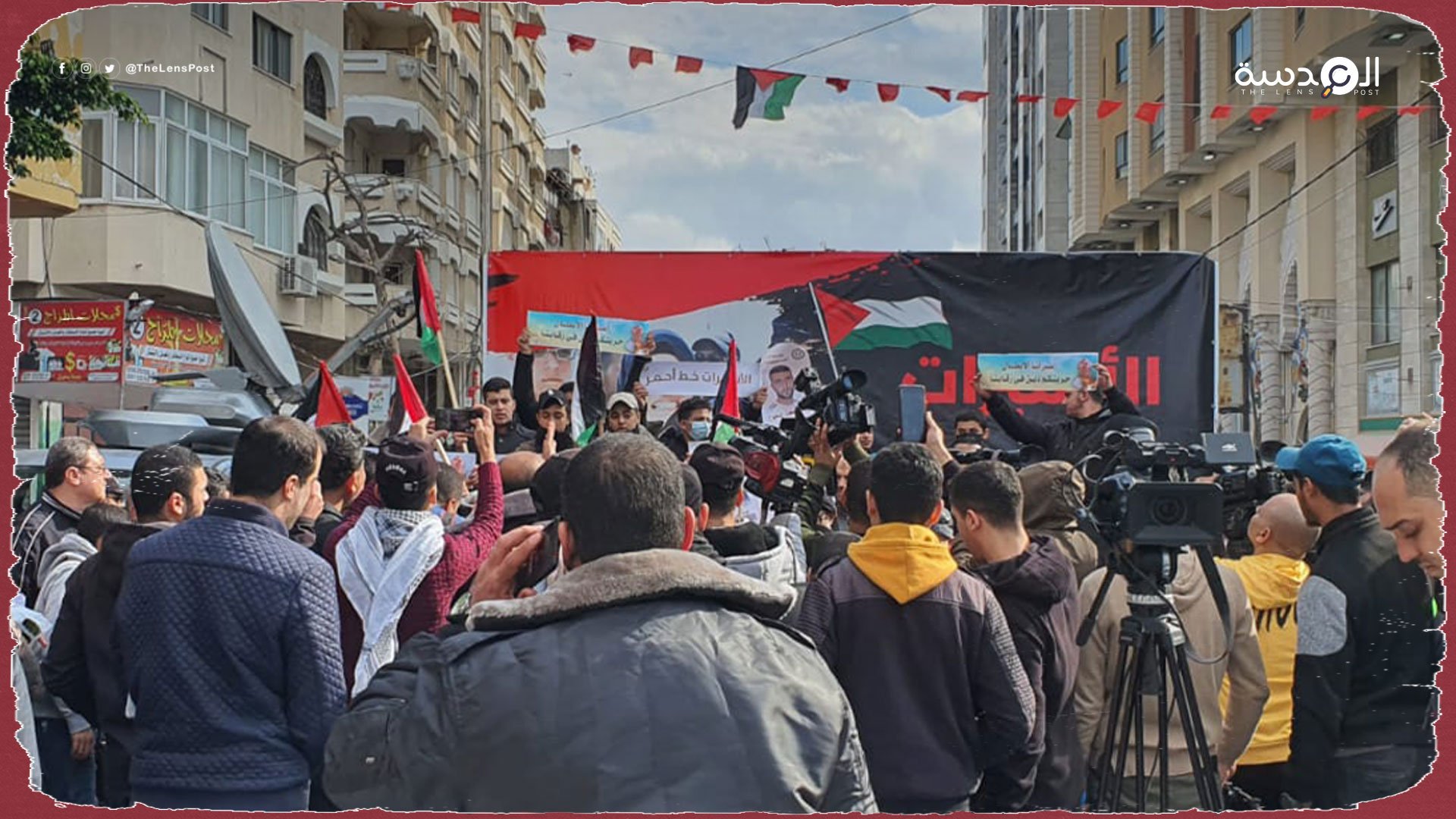 تضامنًا مع الأسرى.. فلسطينيون يصلون الجمعة أمام الصليب الأحمر بغزة