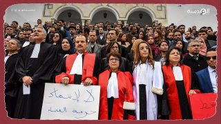 بعد إقالتهم.. قضاة تونسيون يتظاهرون ضد الرئيس التونسي