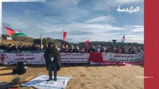 مغاربة يحرقون العلم الإسرائيلي قرب الحدود الجزائرية… غضب شعبي يتحدى التطبيع الرسمي