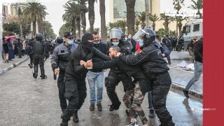 ثورة "الرداء الأسود" ضد قمع قرطاج: محامو تونس يشعلون شرارة الإضرابات الشاملة في وجه إجرام قيس سعيد