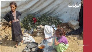 تحت وطأة المعاناة وبسبب التدخلات والحروب الإقليمية: يمنيون نازحون على مائدة الجوع وطعامهم أوراق الشجر