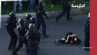 «ألا تقولين الله أكبر الآن؟».. قمع وحشي وشتائم عنصرية يواجهها الطلبة على يد الشرطة الفرنسية