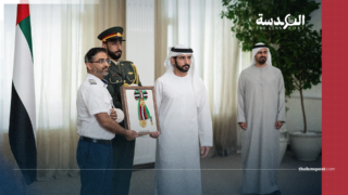بن زايد يكرم طاقم طائرة «فلاي دبي» بعد انقاذ “ركاب إسرائيليين”